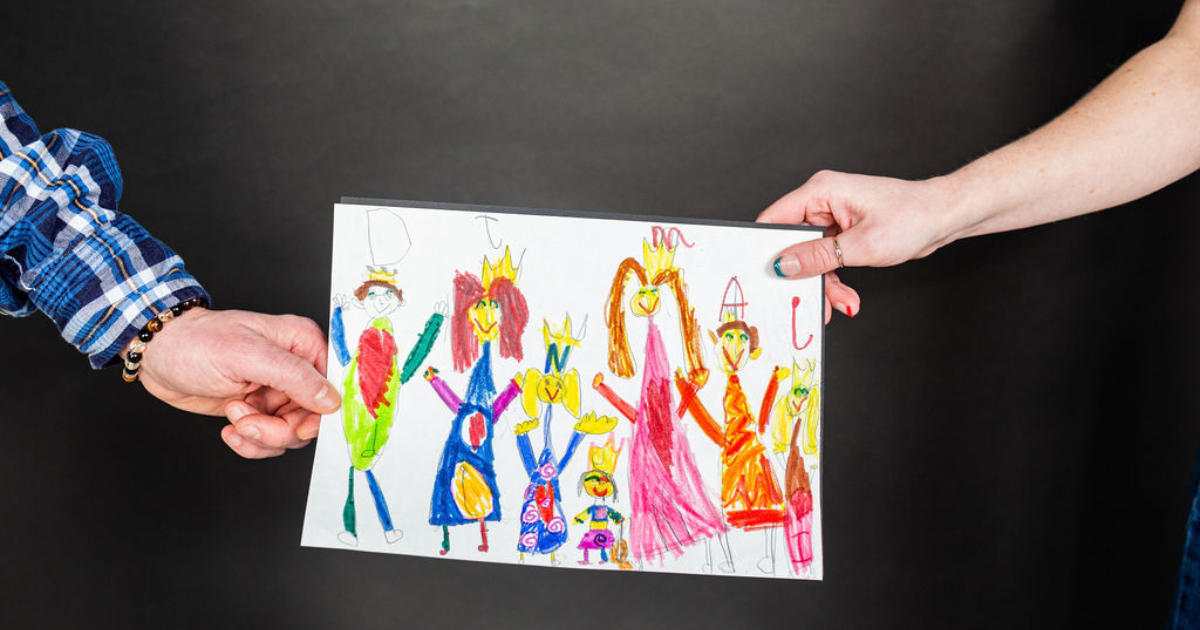 Child's drawing of their blended family, with mum and dad each holding one side